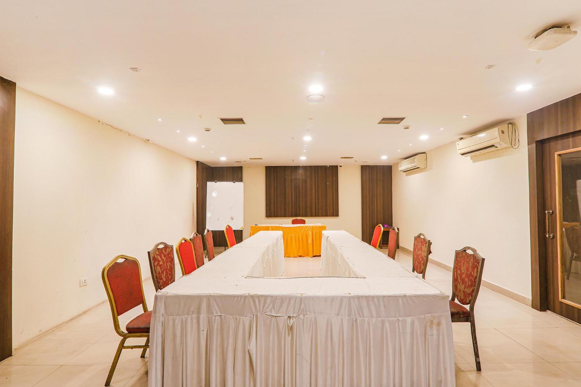 Fabhotel Prime The Continental ลัคเนา ภายนอก รูปภาพ